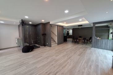 Bandar Puteri Puchong End-lot with extra land, newly renovated with modern ID. Move in condition ! 