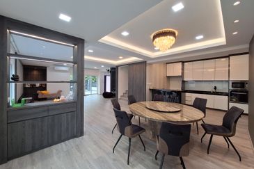 Bandar Puteri Puchong End-lot with extra land, newly renovated with modern ID. Move in condition ! 