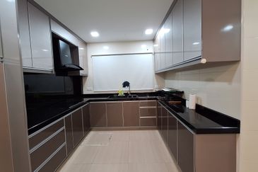 Bandar Puteri Puchong End-lot with extra land, newly renovated with modern ID. Move in condition ! 