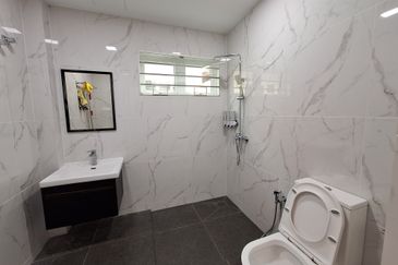 Bandar Puteri Puchong End-lot with extra land, newly renovated with modern ID. Move in condition ! 