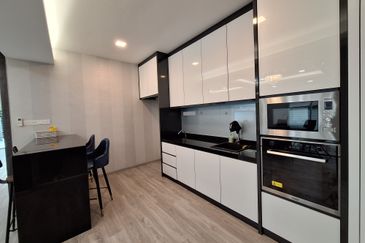 Bandar Puteri Puchong End-lot with extra land, newly renovated with modern ID. Move in condition ! 