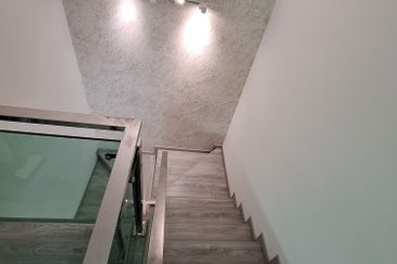 Bandar Puteri Puchong End-lot with extra land, newly renovated with modern ID. Move in condition ! 