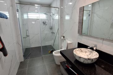 Bandar Puteri Puchong End-lot with extra land, newly renovated with modern ID. Move in condition ! 