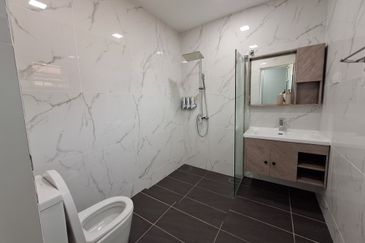 Bandar Puteri Puchong End-lot with extra land, newly renovated with modern ID. Move in condition ! 