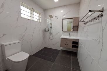 Bandar Puteri Puchong End-lot with extra land, newly renovated with modern ID. Move in condition ! 