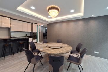 Bandar Puteri Puchong End-lot with extra land, newly renovated with modern ID. Move in condition ! 