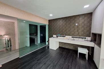 Bandar Puteri Puchong End-lot with extra land, newly renovated with modern ID. Move in condition ! 