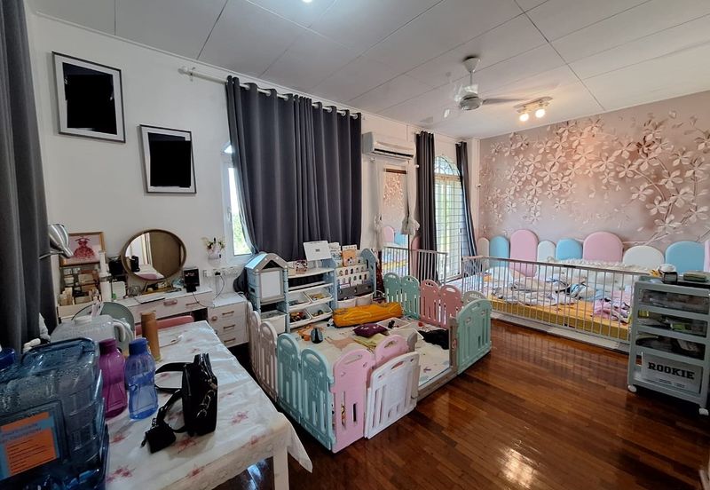 Bandar Puteri Puchong 2.5 storey 5 bedrooms 4 bathrooms fully furnished with ample parking space for rent