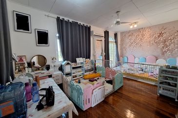 Bandar Puteri Puchong 2.5 storey 5 bedrooms 4 bathrooms fully furnished with ample parking space for rent