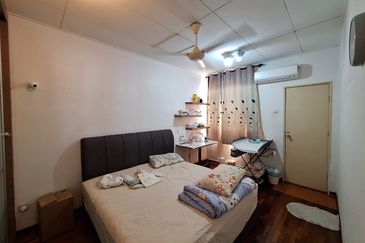 Bandar Puteri Puchong 2.5 storey 5 bedrooms 4 bathrooms fully furnished with ample parking space for rent