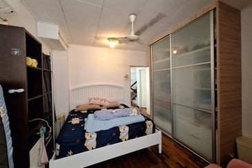 Bandar Puteri Puchong 2.5 storey 5 bedrooms 4 bathrooms fully furnished with ample parking space for rent