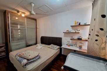 Bandar Puteri Puchong 2.5 storey 5 bedrooms 4 bathrooms fully furnished with ample parking space for rent