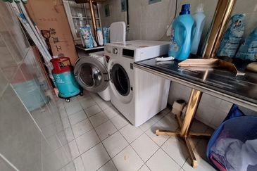 Bandar Puteri Puchong 2.5 storey 5 bedrooms 4 bathrooms fully furnished with ample parking space for rent