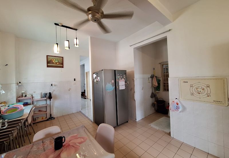 Bandar Puteri Puchong 2.5 storey 5 bedrooms 4 bathrooms fully furnished with ample parking space for rent