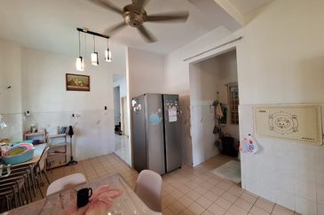 Bandar Puteri Puchong 2.5 storey 5 bedrooms 4 bathrooms fully furnished with ample parking space for rent