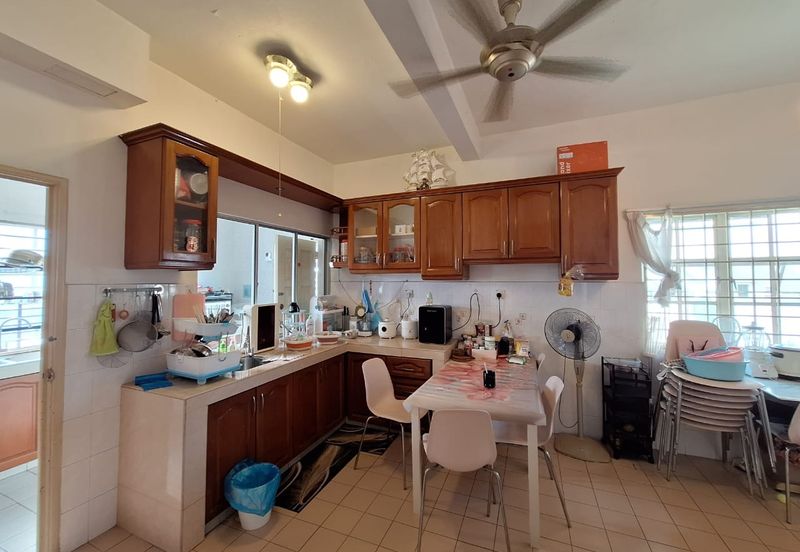 Bandar Puteri Puchong 2.5 storey 5 bedrooms 4 bathrooms fully furnished with ample parking space for rent