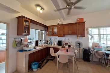 Bandar Puteri Puchong 2.5 storey 5 bedrooms 4 bathrooms fully furnished with ample parking space for rent