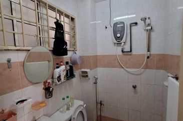 Bandar Puteri Puchong 2.5 storey 5 bedrooms 4 bathrooms fully furnished with ample parking space for rent