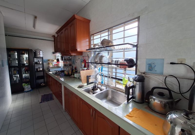 Bandar Puteri Puchong 2.5 storey 5 bedrooms 4 bathrooms fully furnished with ample parking space for rent