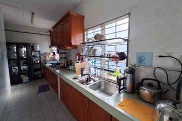 Bandar Puteri Puchong 2.5 storey 5 bedrooms 4 bathrooms fully furnished with ample parking space for rent