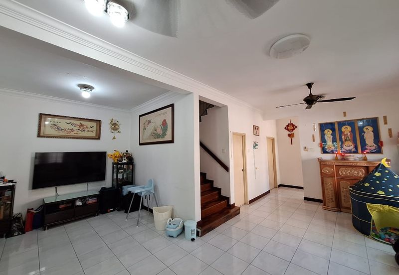 Bandar Puteri Puchong 2.5 storey 5 bedrooms 4 bathrooms fully furnished with ample parking space for rent