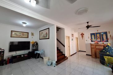 Bandar Puteri Puchong 2.5 storey 5 bedrooms 4 bathrooms fully furnished with ample parking space for rent