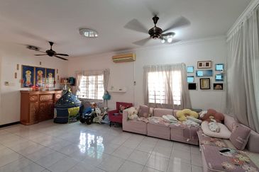Bandar Puteri Puchong 2.5 storey 5 bedrooms 4 bathrooms fully furnished with ample parking space for rent