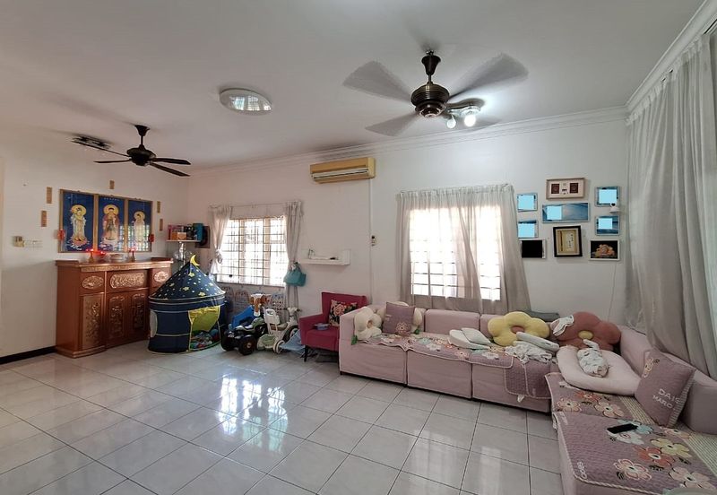 Bandar Puteri Puchong 2.5 storey 5 bedrooms 4 bathrooms fully furnished with ample parking space for rent