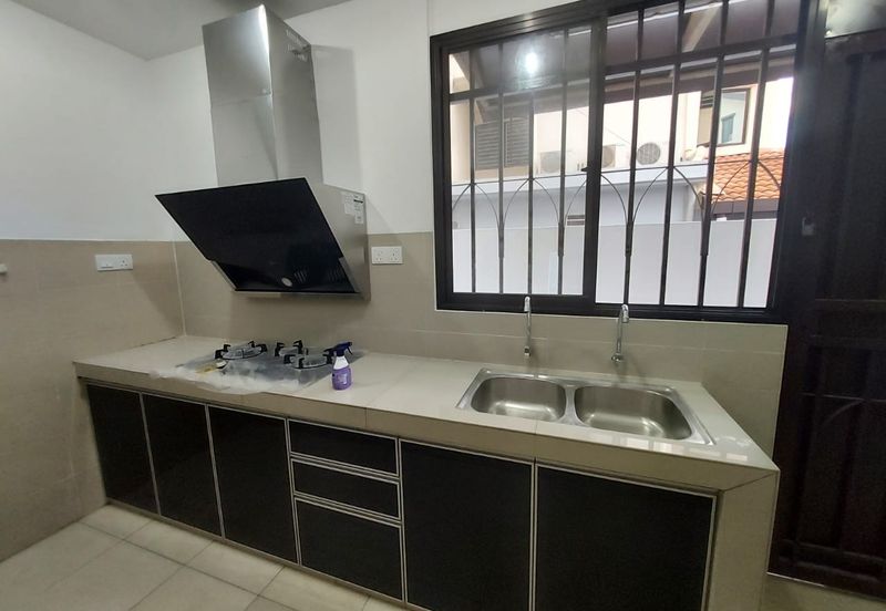 Bandar Puteri Puchong 2.5 storey 5 bedrooms 4 bathrooms semi furnished with extra land for rent