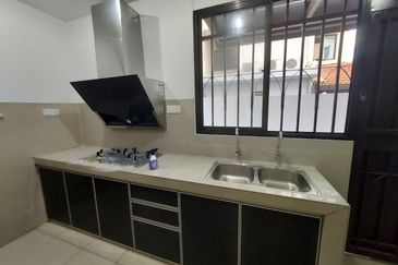 Bandar Puteri Puchong 2.5 storey 5 bedrooms 4 bathrooms semi furnished with extra land for rent