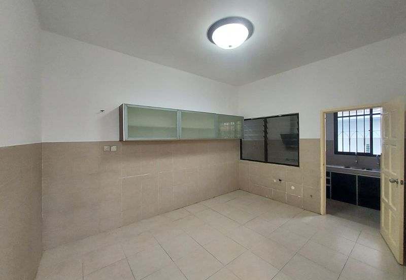 Bandar Puteri Puchong 2.5 storey 5 bedrooms 4 bathrooms semi furnished with extra land for rent