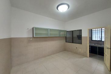 Bandar Puteri Puchong 2.5 storey 5 bedrooms 4 bathrooms semi furnished with extra land for rent