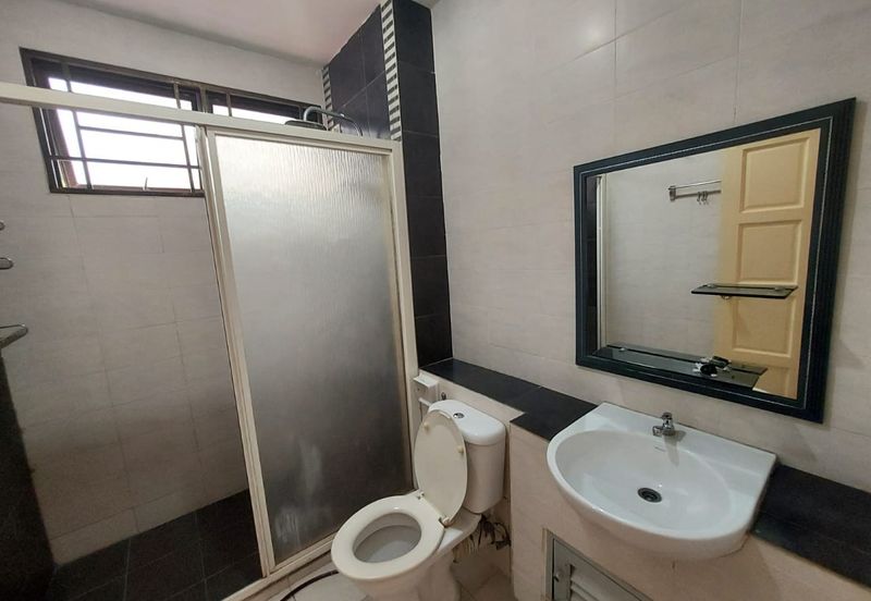 Bandar Puteri Puchong 2.5 storey 5 bedrooms 4 bathrooms semi furnished with extra land for rent