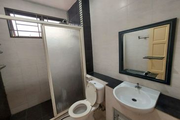 Bandar Puteri Puchong 2.5 storey 5 bedrooms 4 bathrooms semi furnished with extra land for rent