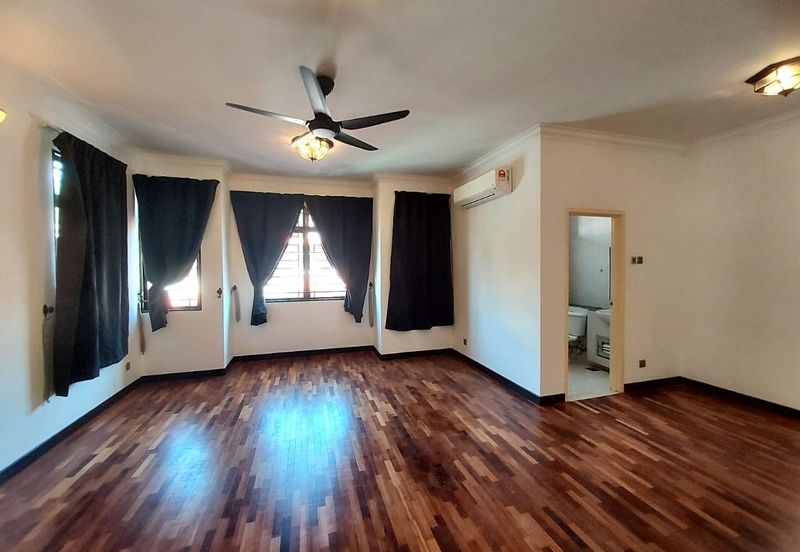 Bandar Puteri Puchong 2.5 storey 5 bedrooms 4 bathrooms semi furnished with extra land for rent