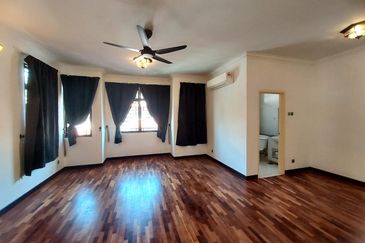 Bandar Puteri Puchong 2.5 storey 5 bedrooms 4 bathrooms semi furnished with extra land for rent