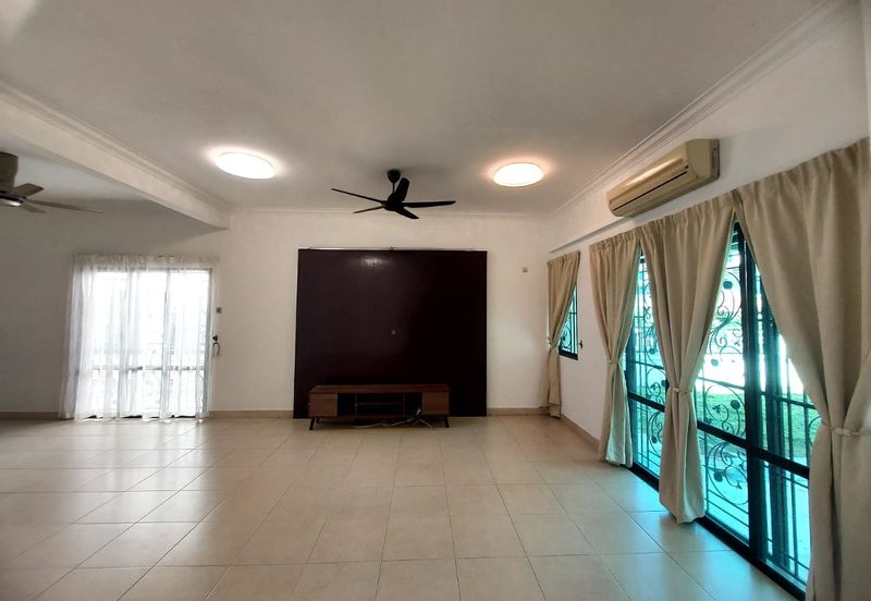 Bandar Puteri Puchong 2.5 storey 5 bedrooms 4 bathrooms semi furnished with extra land for rent