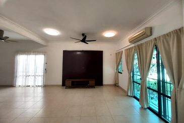 Bandar Puteri Puchong 2.5 storey 5 bedrooms 4 bathrooms semi furnished with extra land for rent