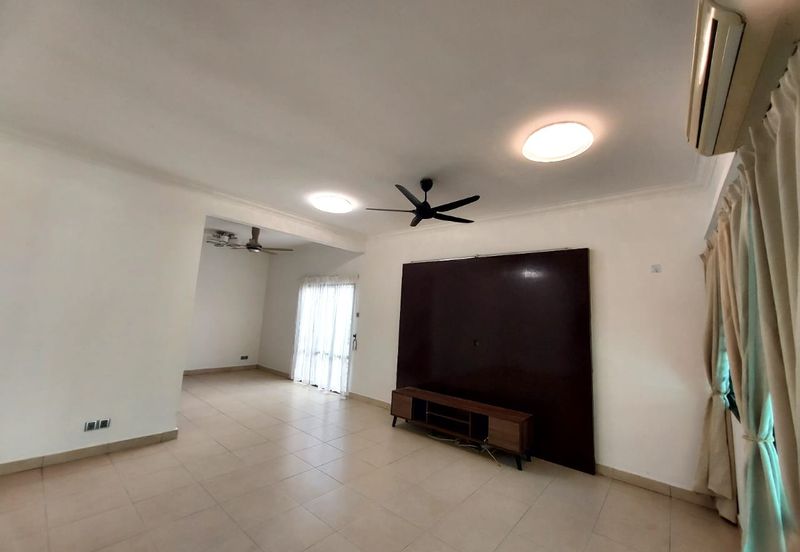 Bandar Puteri Puchong 2.5 storey 5 bedrooms 4 bathrooms semi furnished with extra land for rent