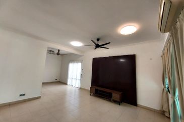 Bandar Puteri Puchong 2.5 storey 5 bedrooms 4 bathrooms semi furnished with extra land for rent