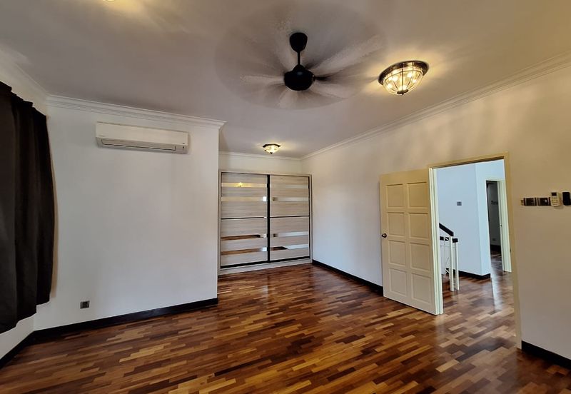 Bandar Puteri Puchong 2.5 storey 5 bedrooms 4 bathrooms semi furnished with extra land for rent