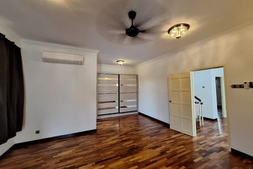 Bandar Puteri Puchong 2.5 storey 5 bedrooms 4 bathrooms semi furnished with extra land for rent