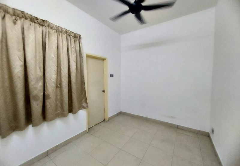 Bandar Puteri Puchong 2.5 storey 5 bedrooms 4 bathrooms semi furnished with extra land for rent