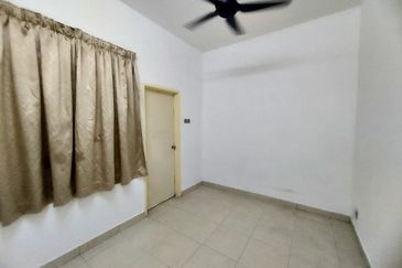 Bandar Puteri Puchong 2.5 storey 5 bedrooms 4 bathrooms semi furnished with extra land for rent