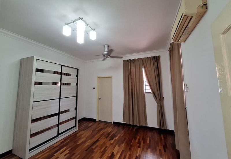 Bandar Puteri Puchong 2.5 storey 5 bedrooms 4 bathrooms semi furnished with extra land for rent