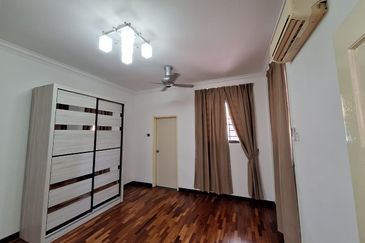 Bandar Puteri Puchong 2.5 storey 5 bedrooms 4 bathrooms semi furnished with extra land for rent