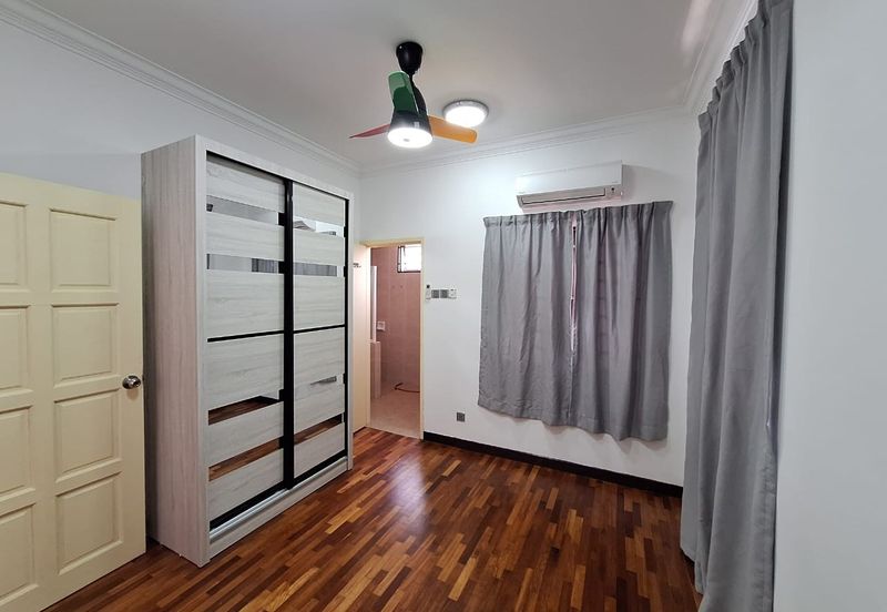 Bandar Puteri Puchong 2.5 storey 5 bedrooms 4 bathrooms semi furnished with extra land for rent