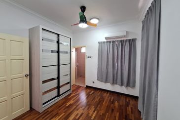 Bandar Puteri Puchong 2.5 storey 5 bedrooms 4 bathrooms semi furnished with extra land for rent