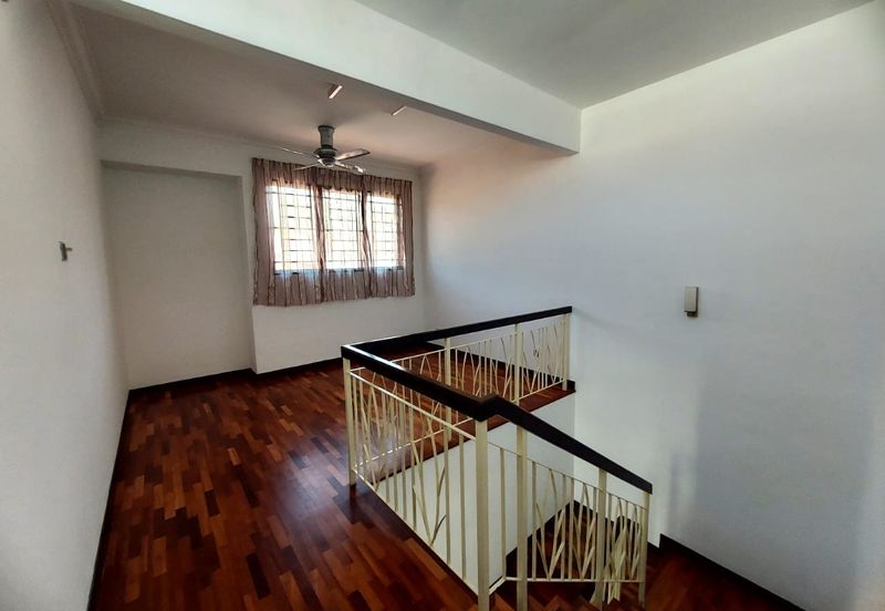 Bandar Puteri Puchong 2.5 storey 5 bedrooms 4 bathrooms semi furnished with extra land for rent
