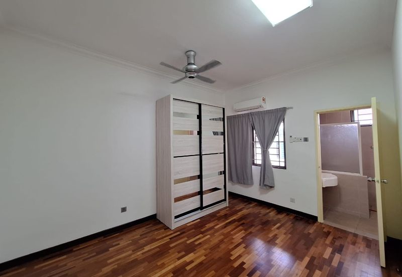 Bandar Puteri Puchong 2.5 storey 5 bedrooms 4 bathrooms semi furnished with extra land for rent